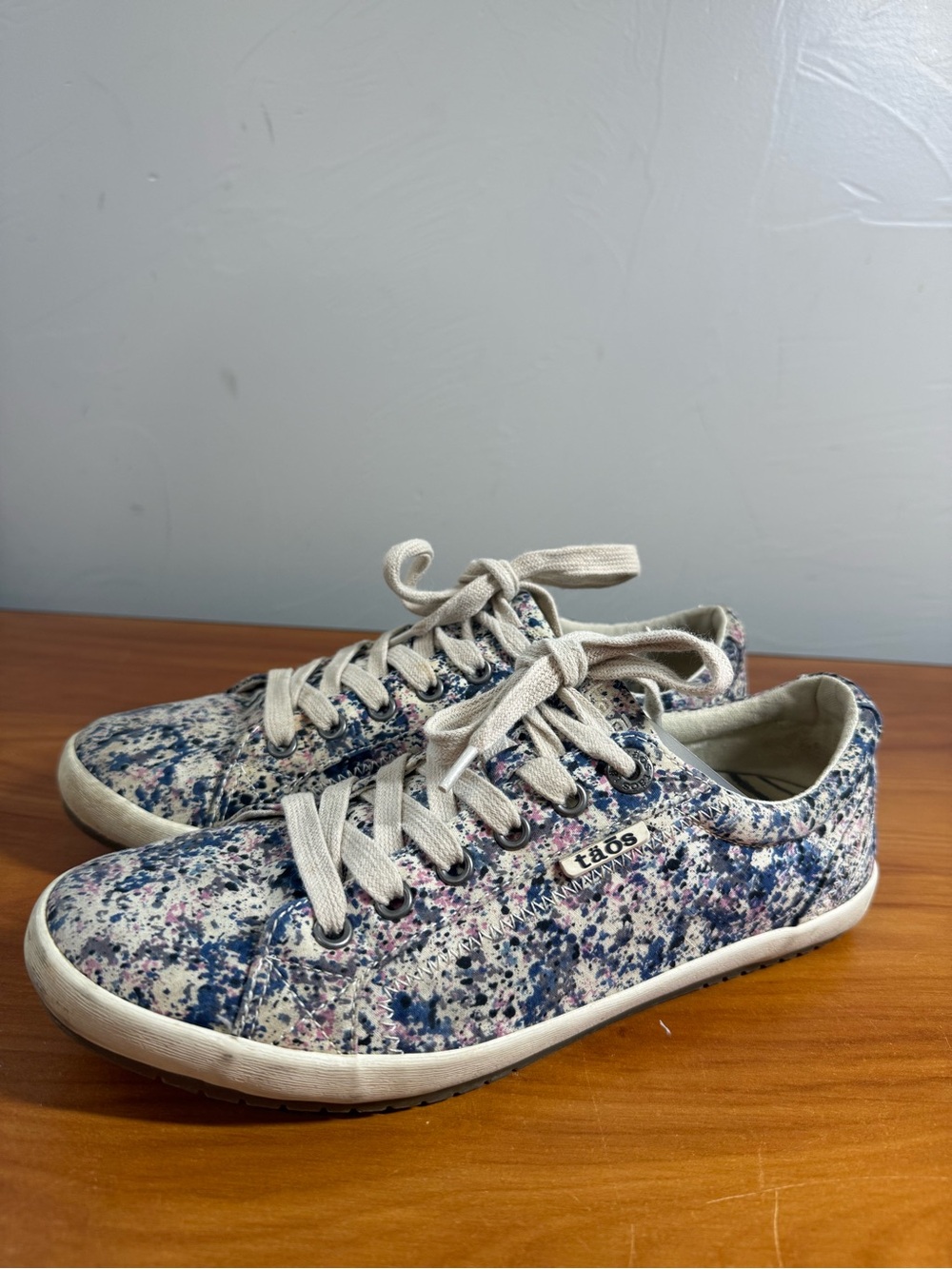 Taos Footwear Women's Star Sneaker Canvas Shoe Pink Blue Splatter Lace Up 8.5
